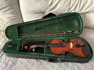 Скрипка 4/4, мостик, кейс.