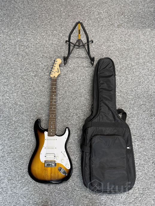 Электрогитара Fender Squier, чехол, кабель, стойка — фото 1