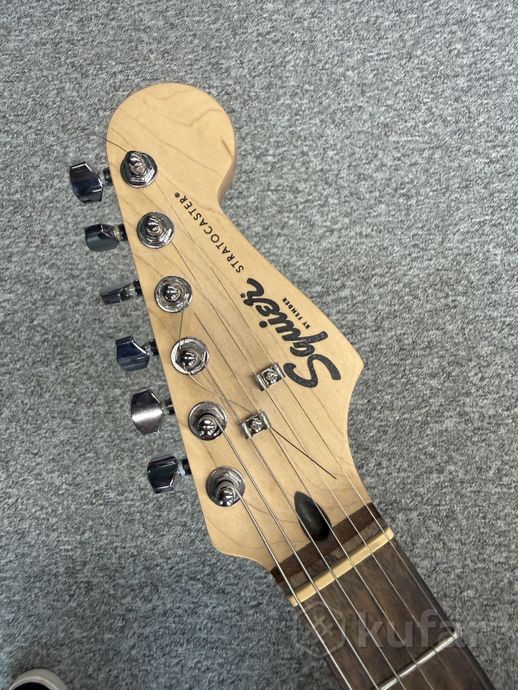 Электрогитара Fender Squier, чехол, кабель, стойка — фото 2