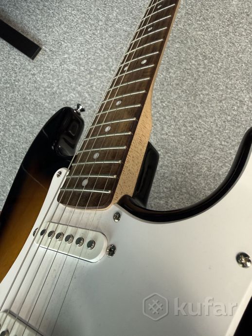 Электрогитара Fender Squier, чехол, кабель, стойка — фото 3
