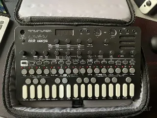 Sonicware LIVEN 8bit warps