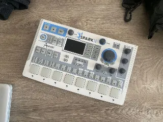 драм машина-синтезатор arturia spark le