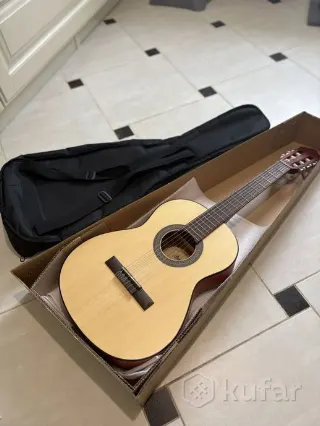 Классическая гитара от компании Cort. AC70 w/bag.
