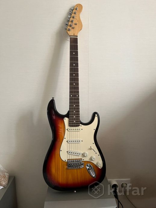 Электрогитара типа Stratocaster, комбик,аксессуары — фото 1
