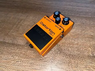 Boss DS-1 Педаль эффектов Дисторшн (Distortion)