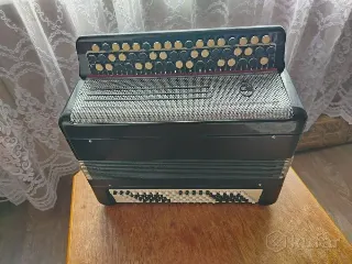Баян ученический с кофром