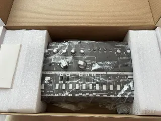 Аналоговый басовый синтезатор Behringer TD-3