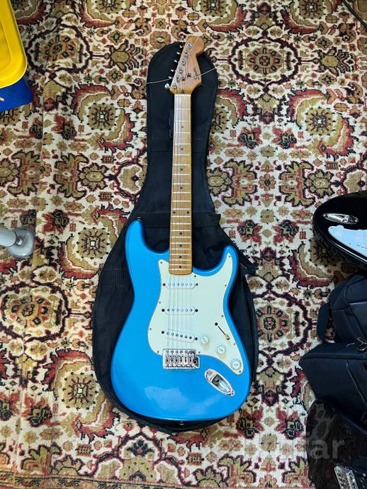 Корейская электрогитара Squier Metallic Blue Strat — фото 1