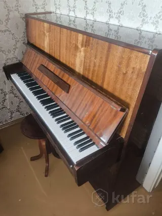 Пианино Беларусь со стулом пианиста.