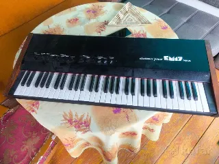 electronic piano em 17 VENTA
