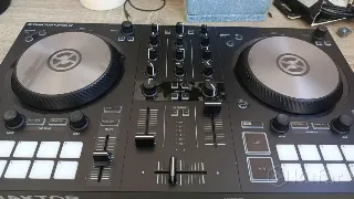 DJ контроллер Traktor Kontrol S2 MK3