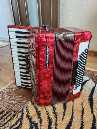 Продам аккордеон Walt Meister.