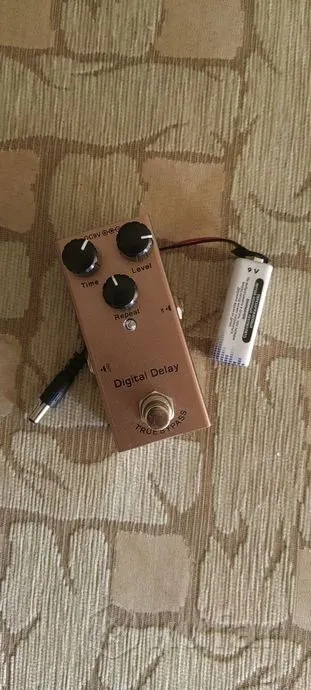 гитарная педаль с эффектом DELAY
