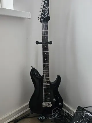 Электрогитара Ibanez + комбик Blackstar + чехлы