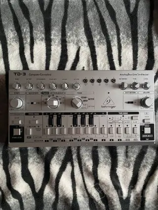 Синтезатор Behringer TD-3 Не исправен ТОРГ