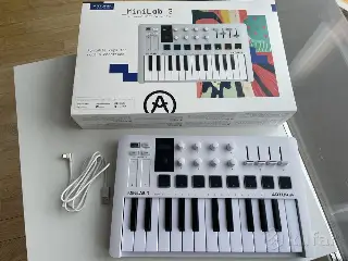 Arturia Minilab 3 миди клавиатура