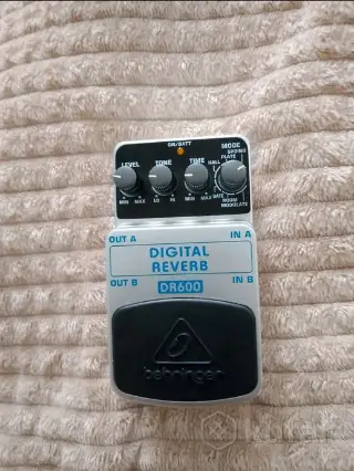 Педаль Behringer Digital Reverb DR600