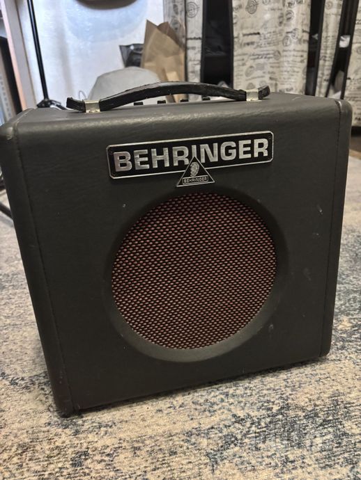 Гитарный комбик Behringer — фото 1