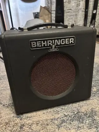 Гитарный комбик Behringer