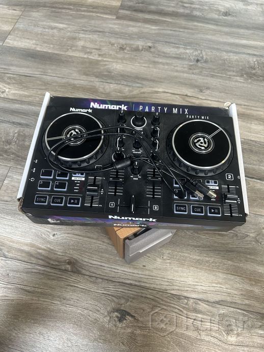DJ - контроллер Numark Party Mix