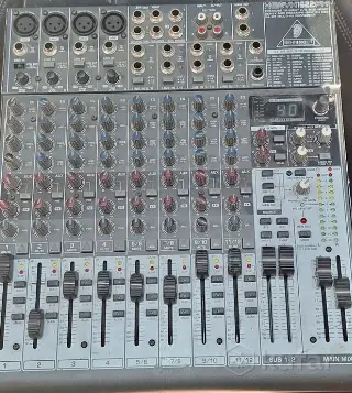 Микшерный пульт Behringer