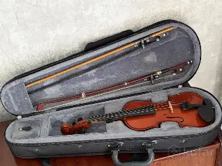 Скрипка 1/8 +чехол+2 смычка