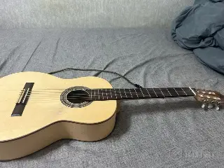 Гитара классическая (транс акустическая)