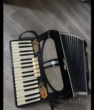 Винтажный клавишный аккордеон марки Rhythmus