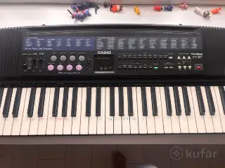 синтезатор Casio.