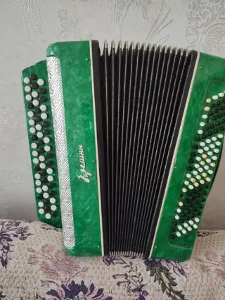 баян