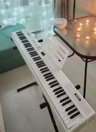 Синтезатор и стойка для клавишных