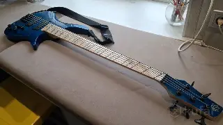 Бас гитара 5 струн мультимензурная.