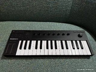 Миди клавиатура NI KOMPLETE KONTROL M32