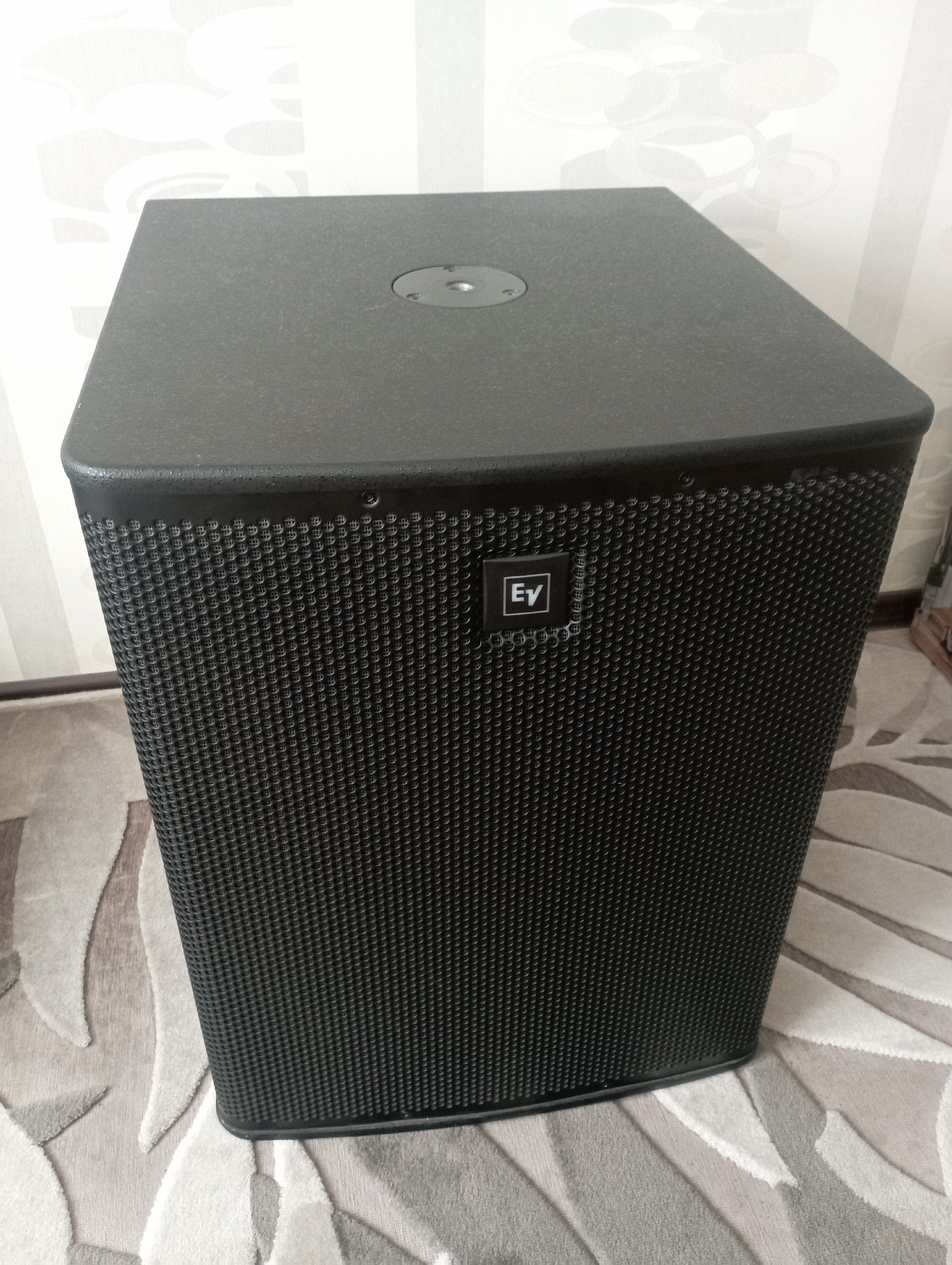 Продам пассивный сабвуфер Electro - voice ELX118, 1шт, состояние очень хорошее, пару царапок эксплуатационного характера, мощность динамика 400 Вт. Чехол для пе — фото 1