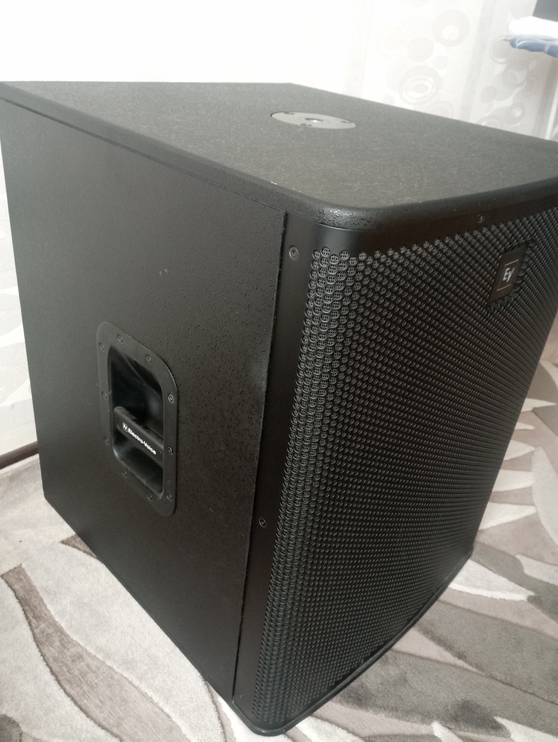 Продам пассивный сабвуфер Electro - voice ELX118, 1шт, состояние очень хорошее, пару царапок эксплуатационного характера, мощность динамика 400 Вт. Чехол для пе — фото 2