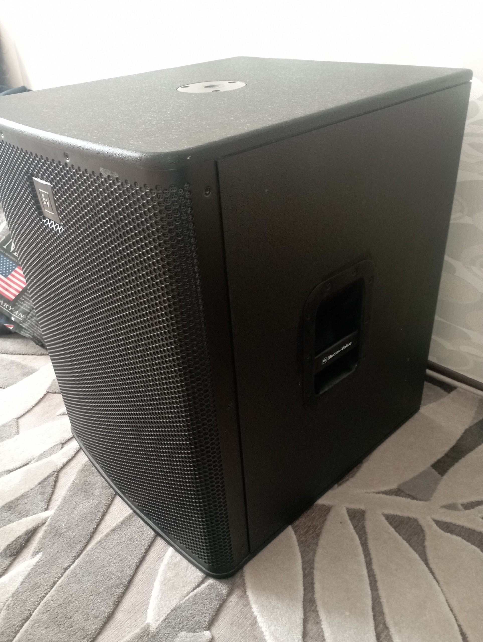 Продам пассивный сабвуфер Electro - voice ELX118, 1шт, состояние очень хорошее, пару царапок эксплуатационного характера, мощность динамика 400 Вт. Чехол для пе — фото 3