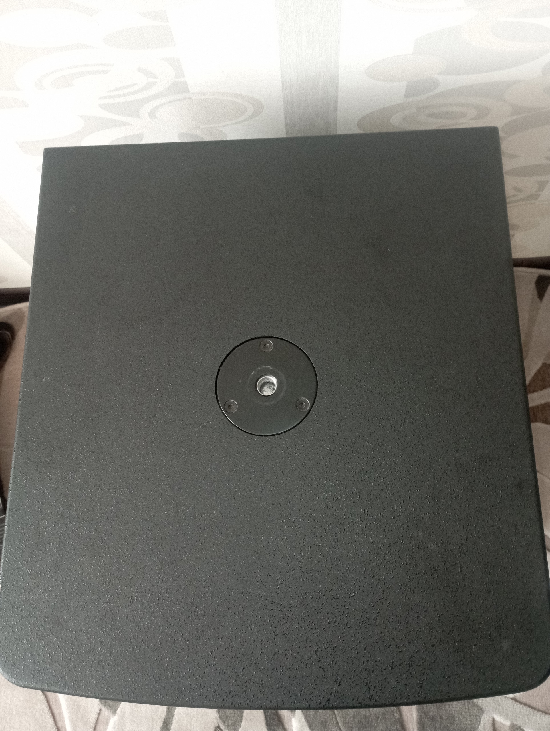Продам пассивный сабвуфер Electro - voice ELX118, 1шт, состояние очень хорошее, пару царапок эксплуатационного характера, мощность динамика 400 Вт. Чехол для пе — фото 4