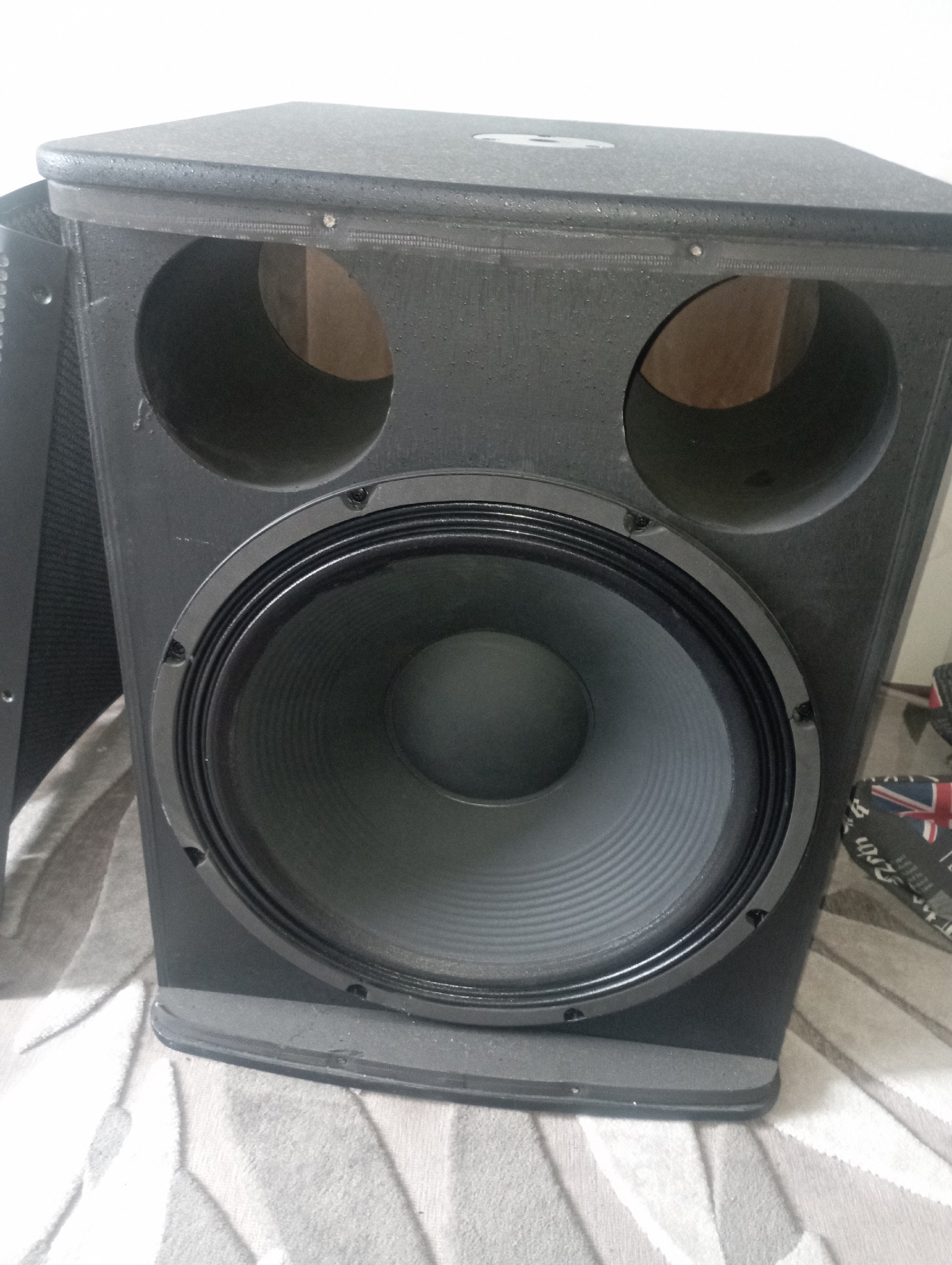 Продам пассивный сабвуфер Electro - voice ELX118, 1шт, состояние очень хорошее, пару царапок эксплуатационного характера, мощность динамика 400 Вт. Чехол для пе — фото 8