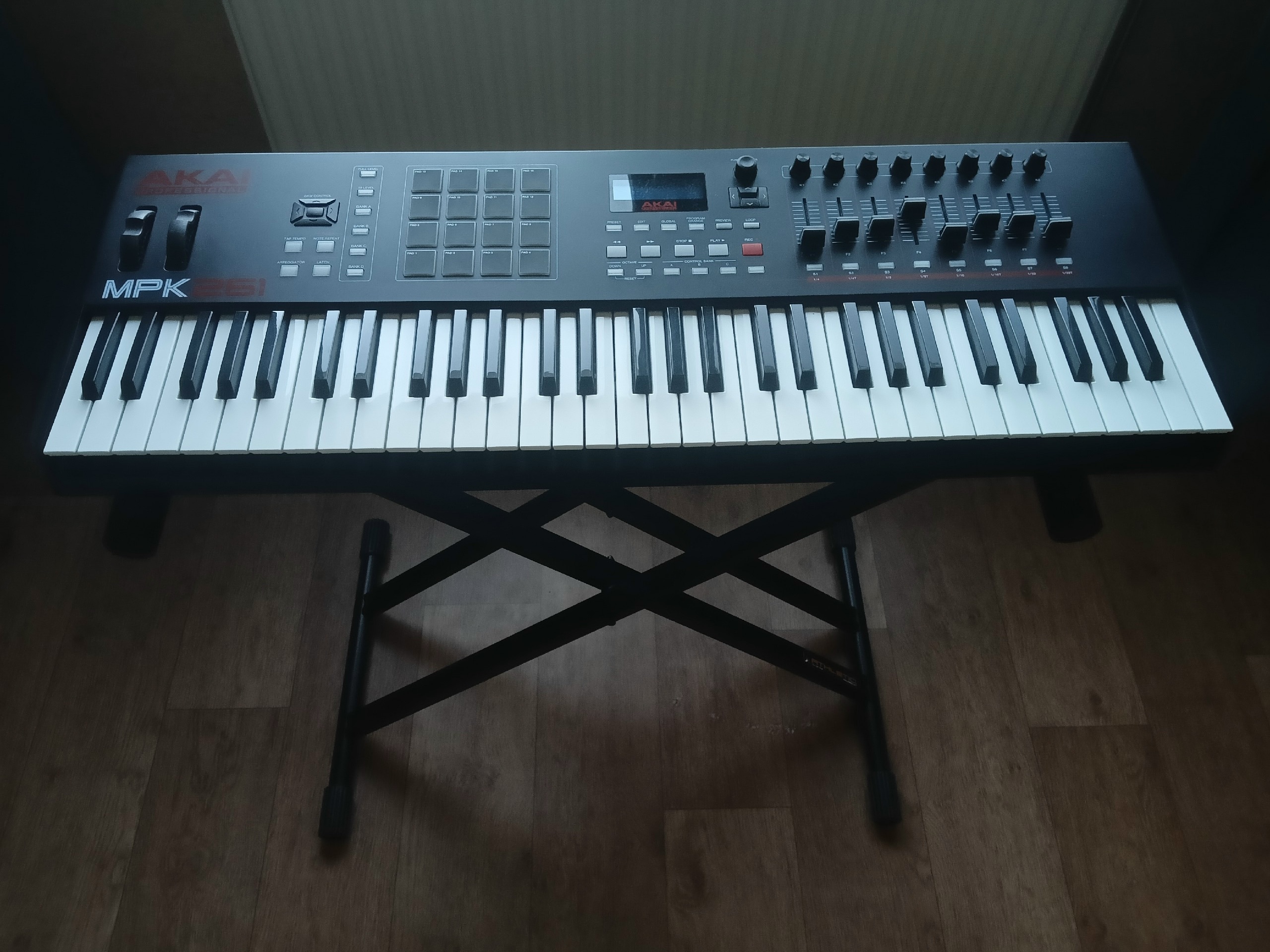 Продам мидиклавиатуру Akai Professional MPK261 в отличном состоянии. Из дефектов: при резком нажатии 2 клавиши дают резкий звук, мастер сказал, что нужно замени — фото 1