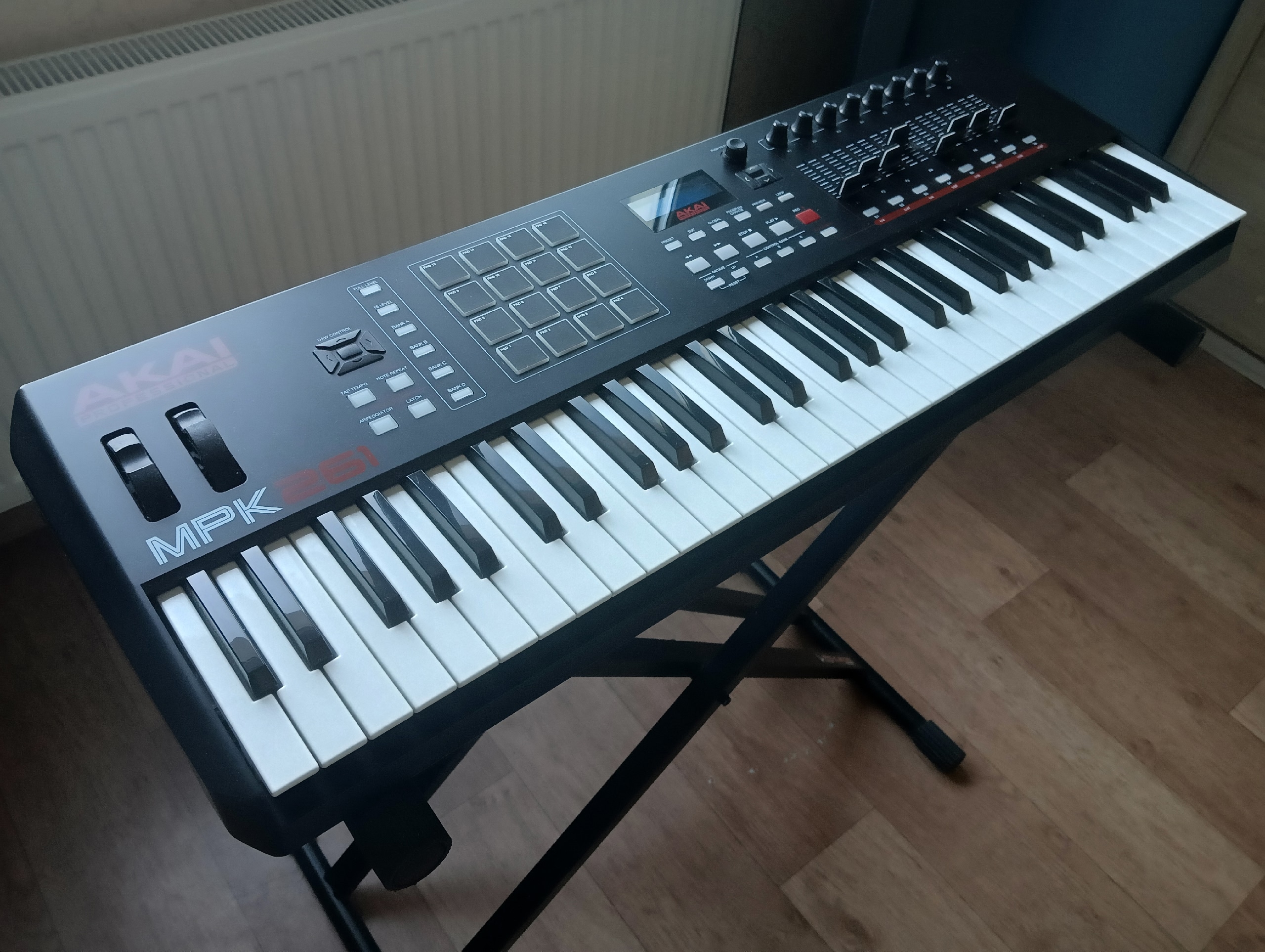 Продам мидиклавиатуру Akai Professional MPK261 в отличном состоянии. Из дефектов: при резком нажатии 2 клавиши дают резкий звук, мастер сказал, что нужно замени — фото 2