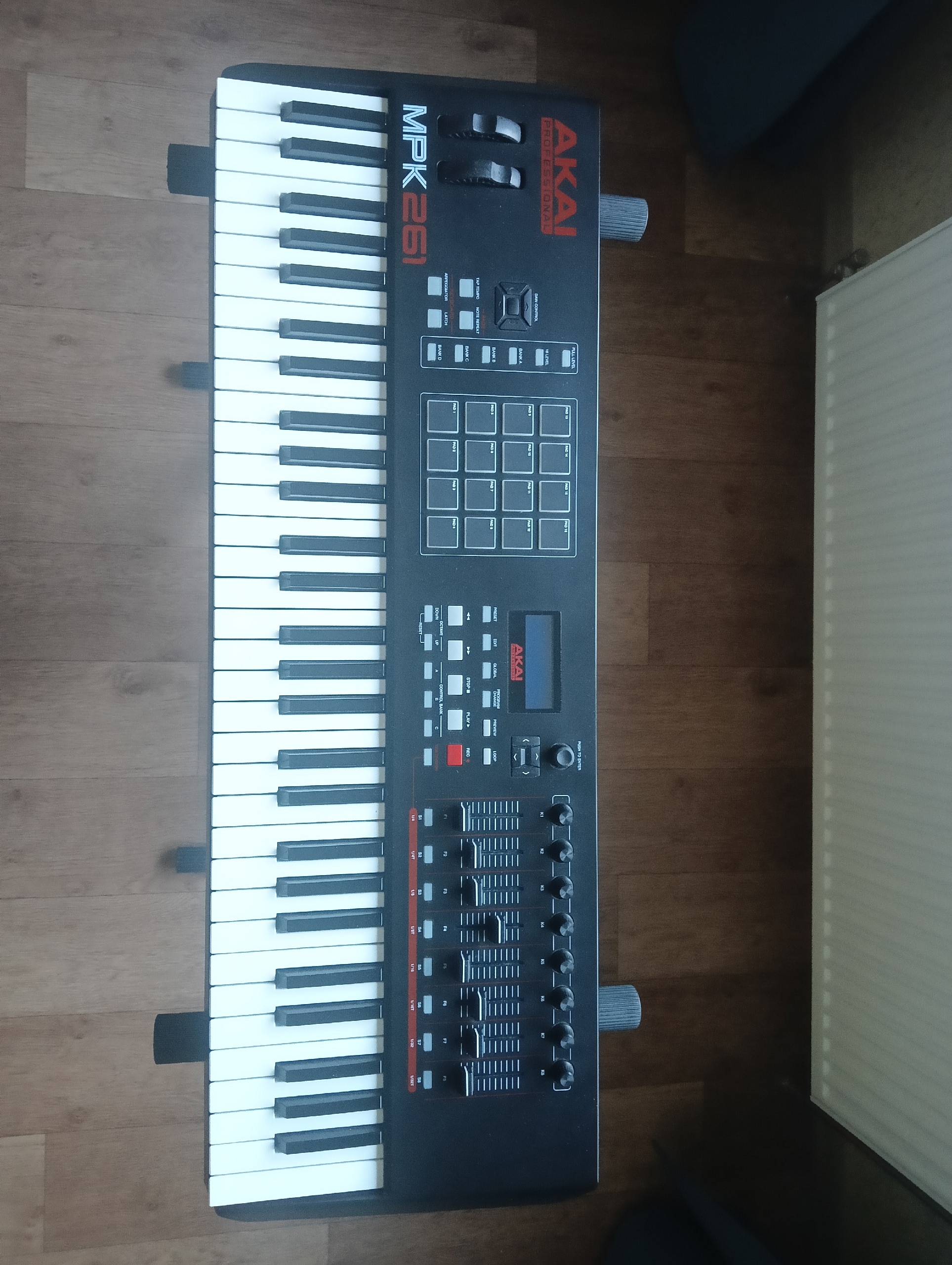 Продам мидиклавиатуру Akai Professional MPK261 в отличном состоянии. Из дефектов: при резком нажатии 2 клавиши дают резкий звук, мастер сказал, что нужно замени — фото 4