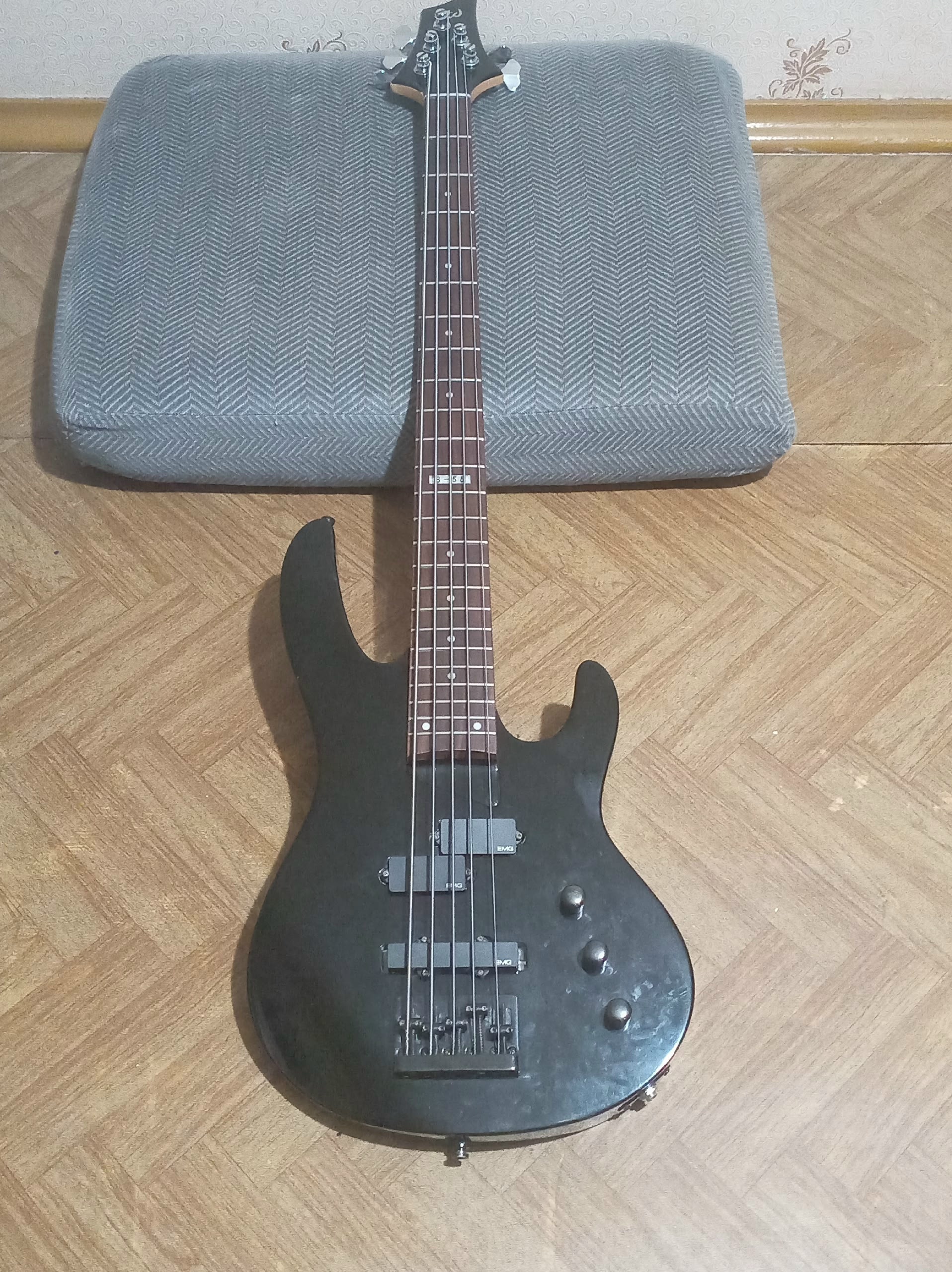 Продам бас гитару Ltd by ESP B 55, отличный 5 струнный бас Вьетнамской сборки, звучки заменены на emg, колки gotoh, струны Dunlop, гитару обслуживал у мастера,  — фото 1