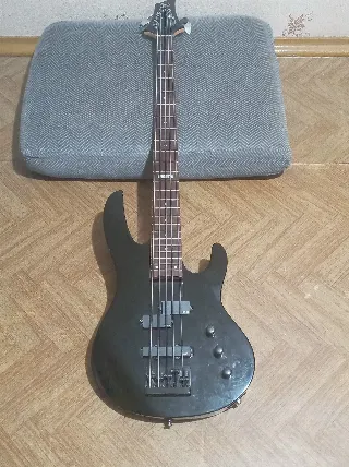 Продам бас гитару Ltd by ESP B 55, отличный 5 струнный бас Вьетнамской сборки, звучки заменены на emg, колки gotoh, струны Dunlop, гитару обслуживал у мастера, 