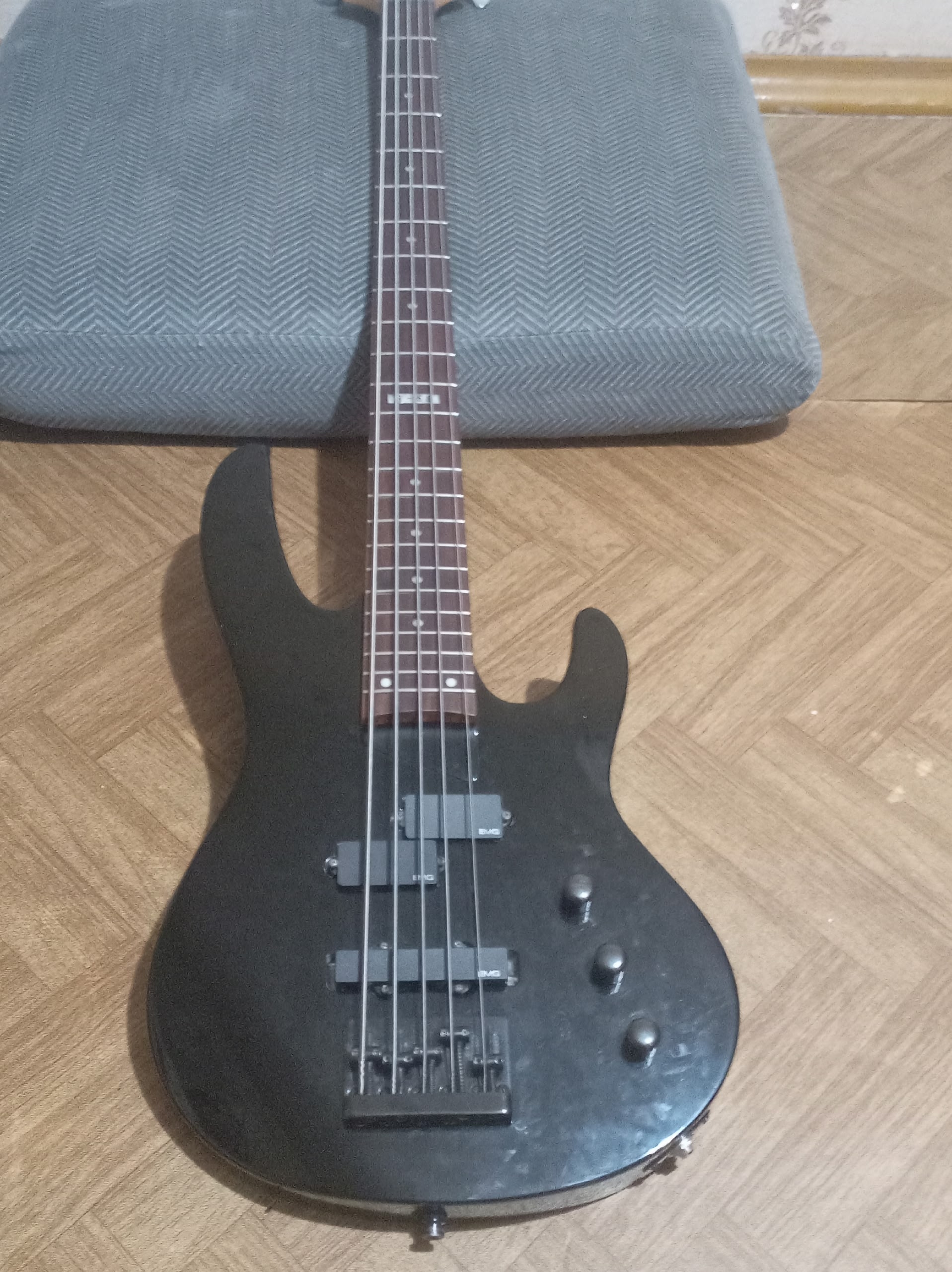 Продам бас гитару Ltd by ESP B 55, отличный 5 струнный бас Вьетнамской сборки, звучки заменены на emg, колки gotoh, струны Dunlop, гитару обслуживал у мастера,  — фото 2