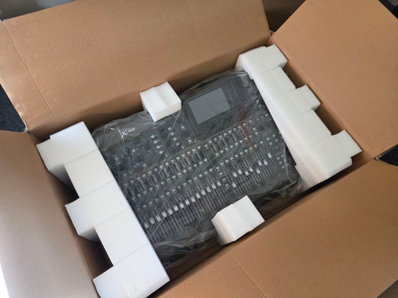 Продам полноразмерный Behringer x32 (full). Состояние отличное, за пульт вообще не стыдно. — фото 1