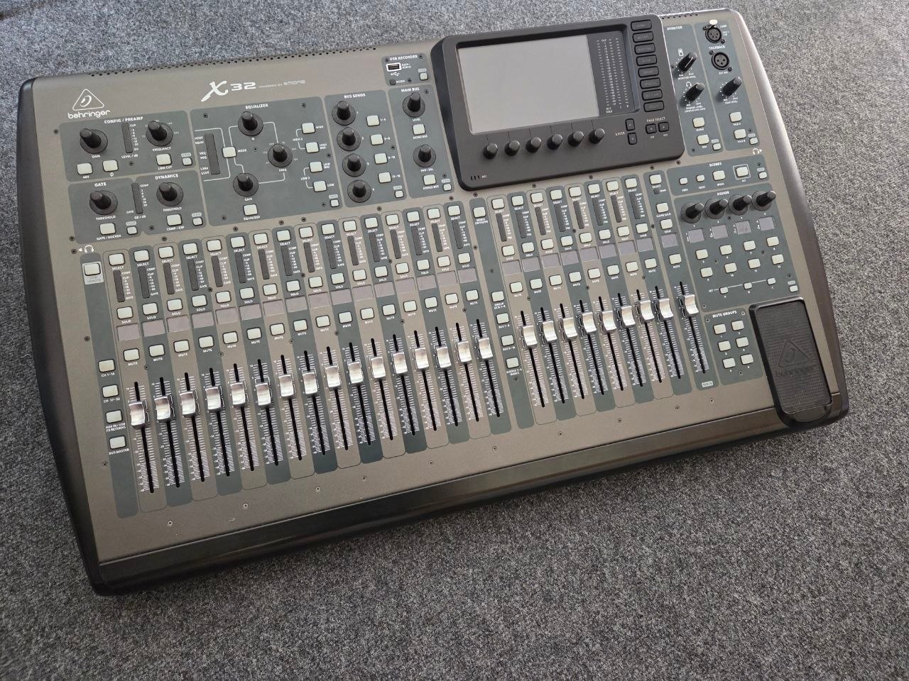 Продам полноразмерный Behringer x32 (full). Состояние отличное, за пульт вообще не стыдно. — фото 3