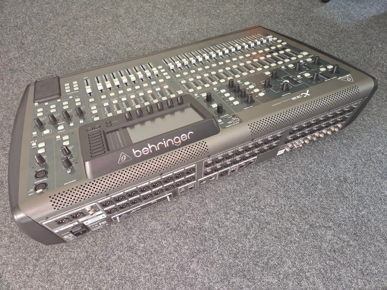 Продам полноразмерный Behringer x32 (full). Состояние отличное, за пульт вообще не стыдно. — фото 4