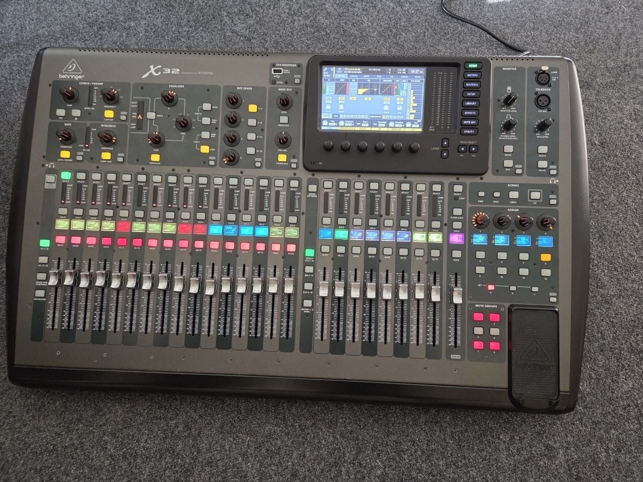 Продам полноразмерный Behringer x32 (full). Состояние отличное, за пульт вообще не стыдно. — фото 5